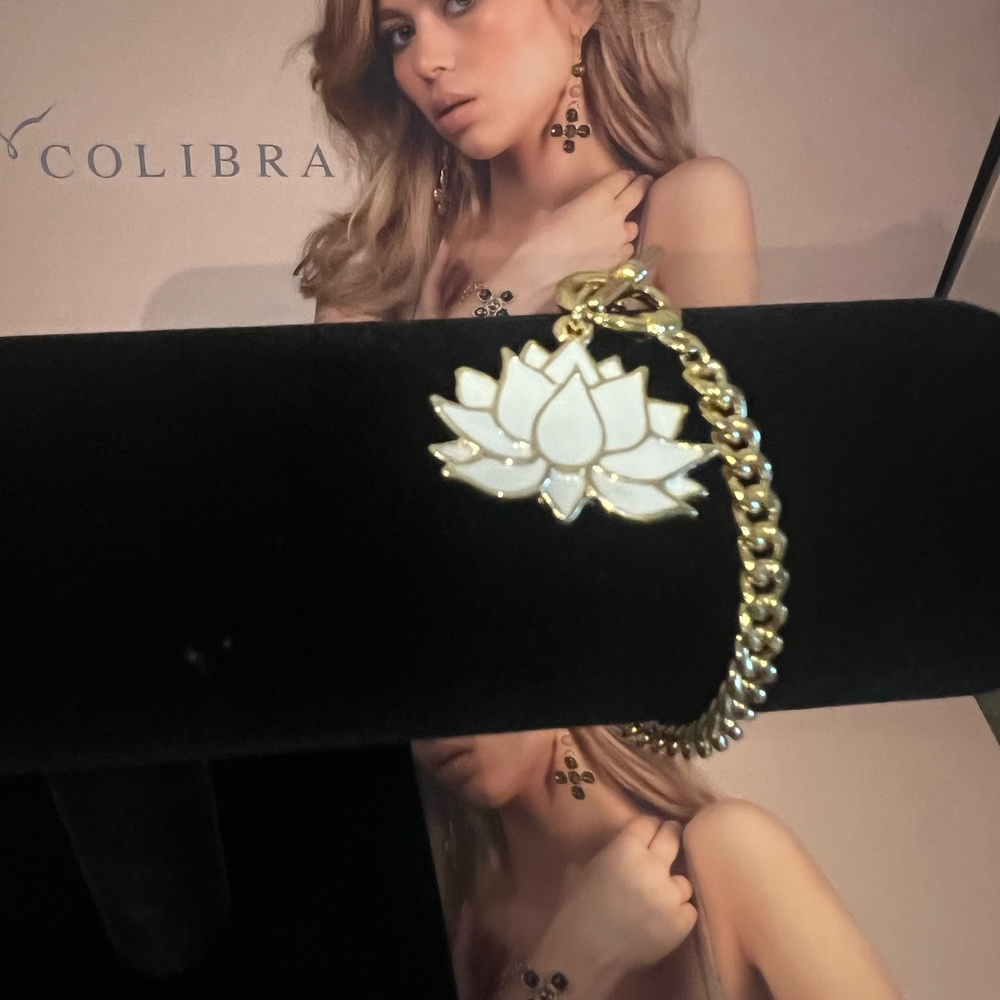 Bracelet with a hand-painted white water lily